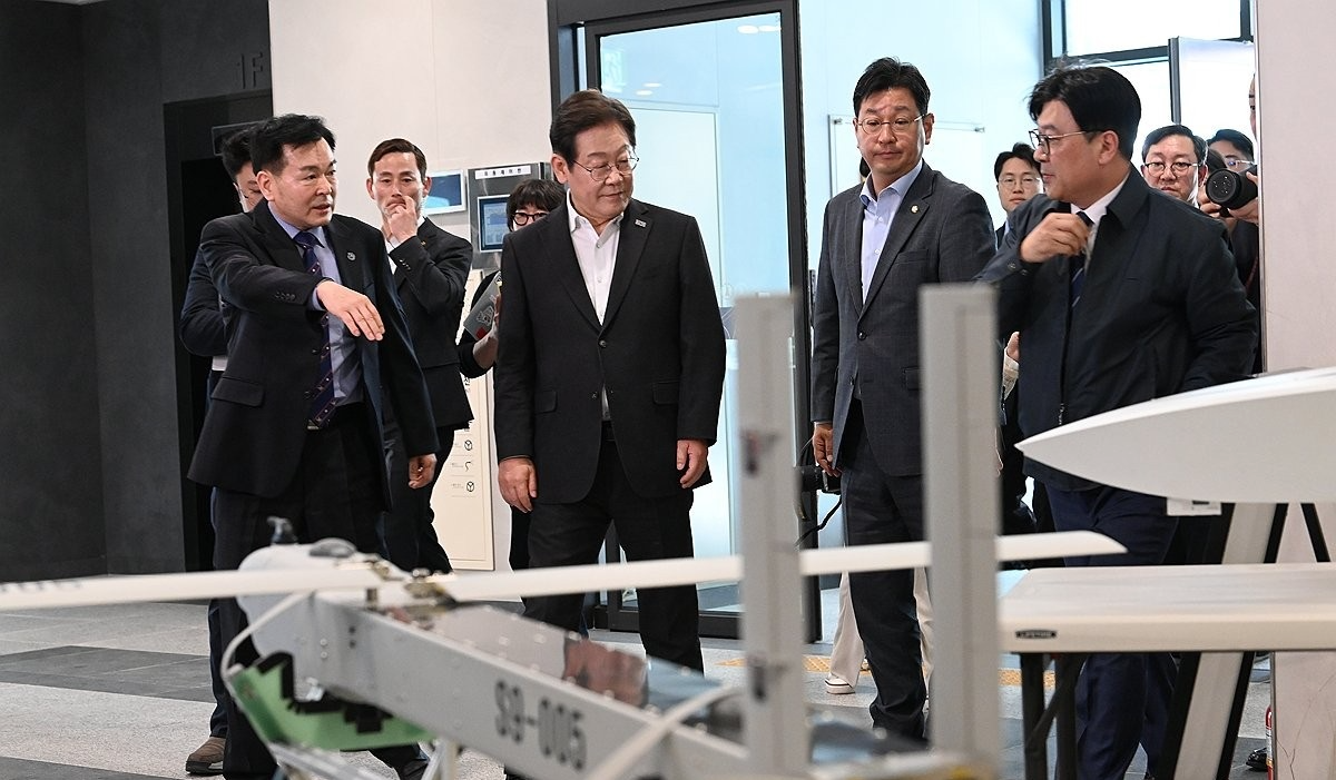 국방과학연구소 둘러보는 이재명 전 대표(사진=연합뉴스)