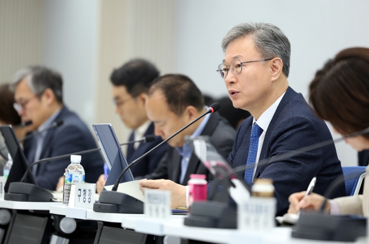 장인홍 구로구청장이 17일 구로구청 창의홀에서 열린 확대간부회의를 주재하고 있다.