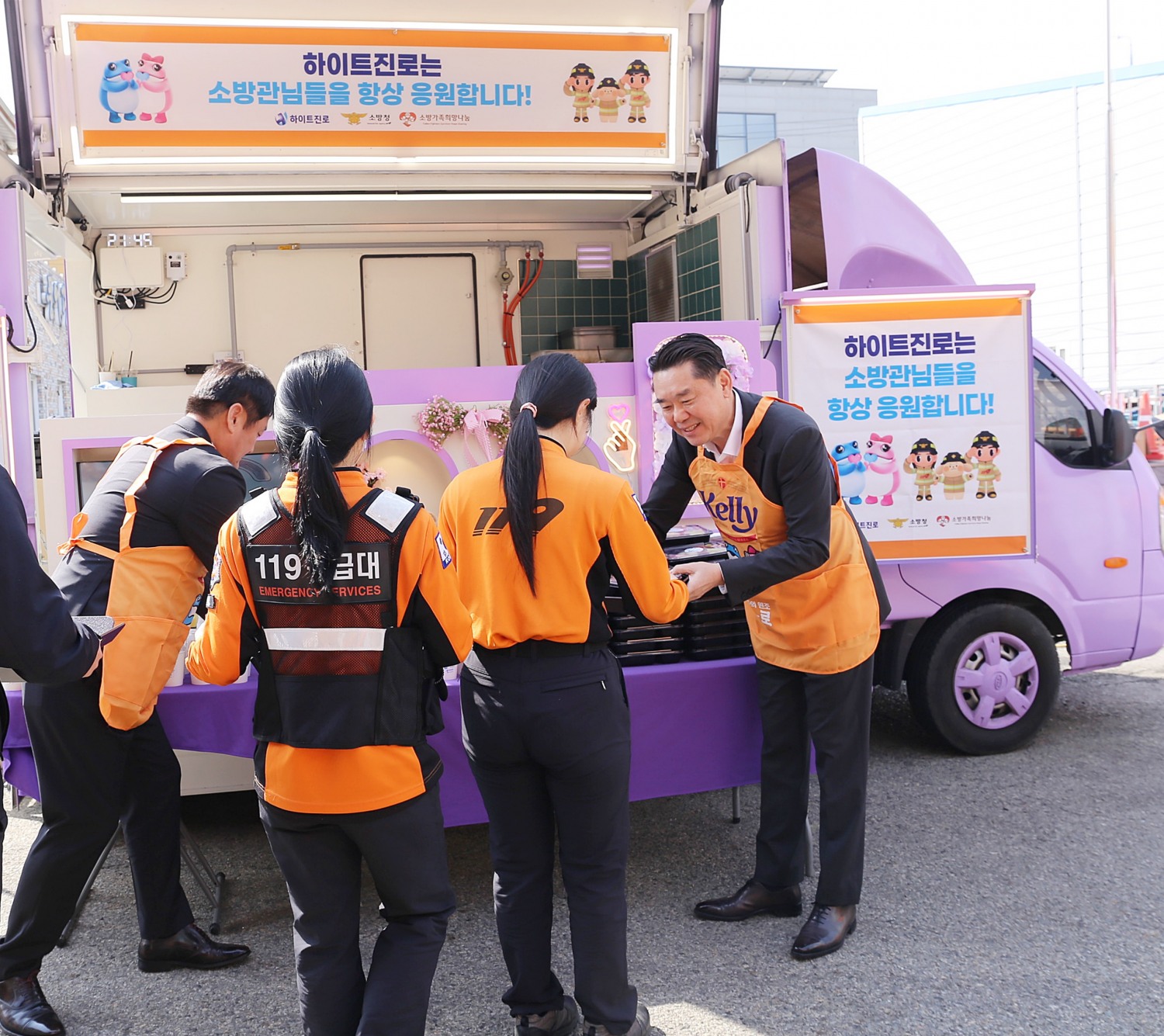 하이트진로, 전국 소방서 대상 감사의 간식차 지속 운영