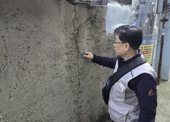 지난해 소규모 노후 건축물 직권 안전점검에서 전문가가 현장점검을 실시 중이다