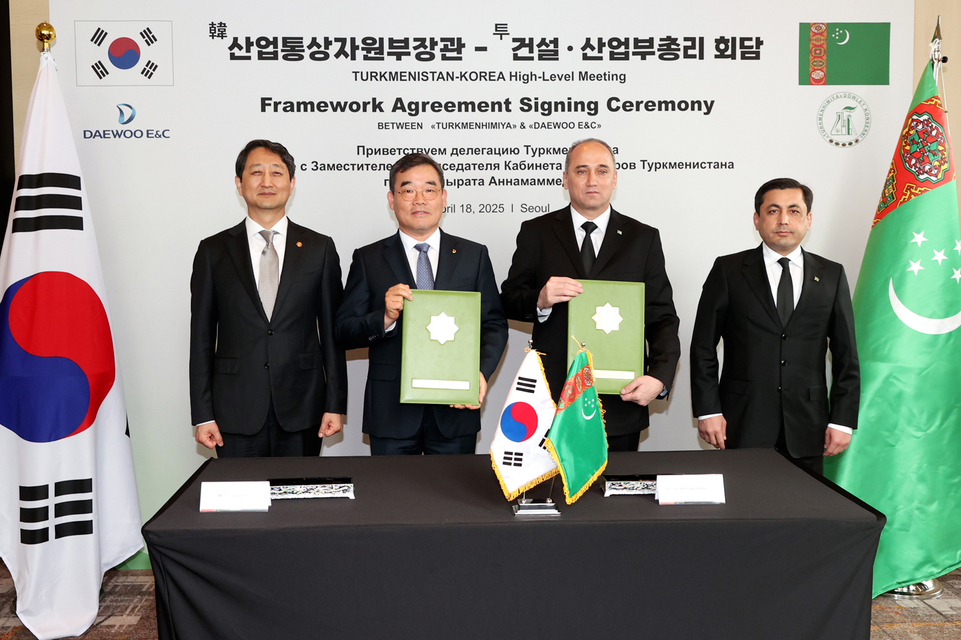 대우건설 김보현 사장과 도브란겔디 사파예프 (Dovrangeldi Sapbayev) 투르크메니스탄 국영화학공사 회장이 기본합의서에 서명하고 있다.(사진=대우건설)