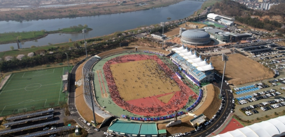 나주시가 산업통상자원부에서 공모한 ‘2025년 미래 지역에너지 생태계 활성화 사업’에 선정됐다. 시는 AI기술로 전력을 예측해 지역 내 에너지 소비, 저장, 조절이 가능한 배전망 유연 자원(NWAs)에 기반한 마이크로그리드 전력시스템 및 에너지저장장치(ESS)를 나주종합스포츠파크 일원에 구축할 계획이다. (사진제공-나주시)