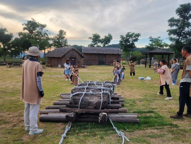 선사시대 상석 끌기를 하는 모습