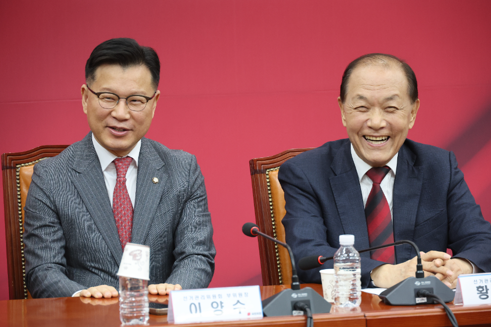 황우여 선관위원장과 선관위 부위원장인 이양수 사무총장(사진=연합뉴스)