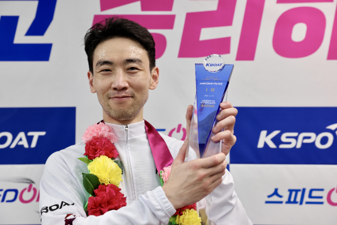 지난 17일 2025 스피드온 대상경정에서 우승을 차지한 조성인이 우승 트로피를 들고 환하게 웃고 있다. (사진=국민체육진흥공단)