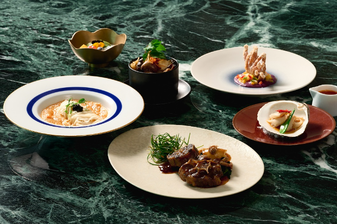 일품전복 한우 소꼬리찜과 산호초 흑돼지.(사진=롯데호텔앤리조트)