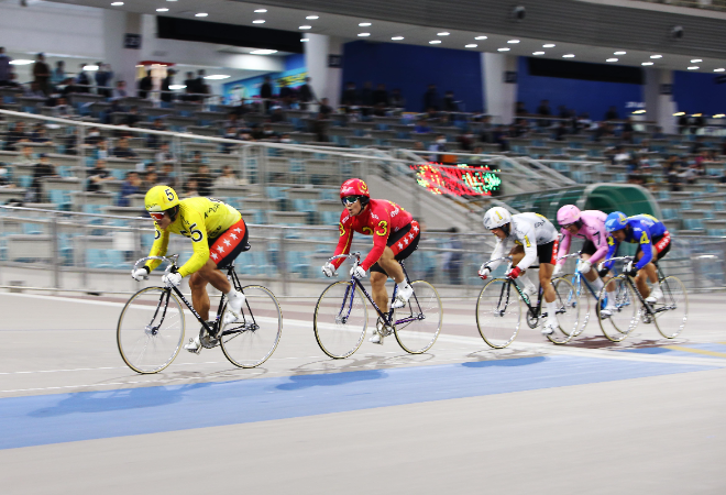 광명스피돔에 출전한 선수들이 마지막 바퀴를 남겨두고 선두권 진입을 노리고 있다.(사진=국민체육진흥공단)