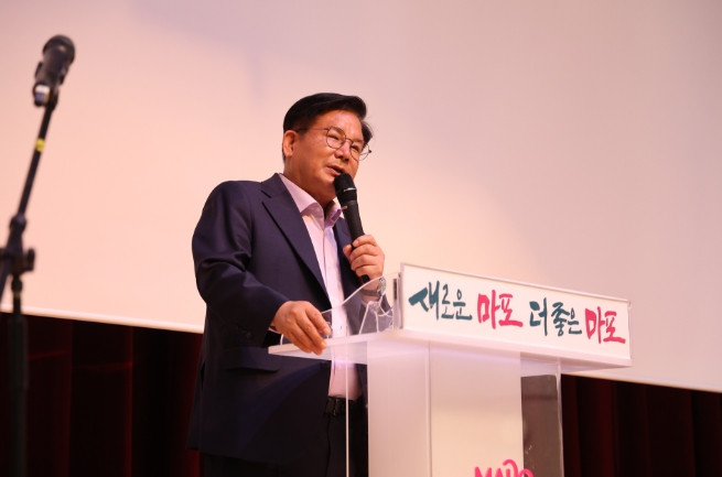 마포구, ‘마실영화관’으로 어르신들과 함께한 봄나들이