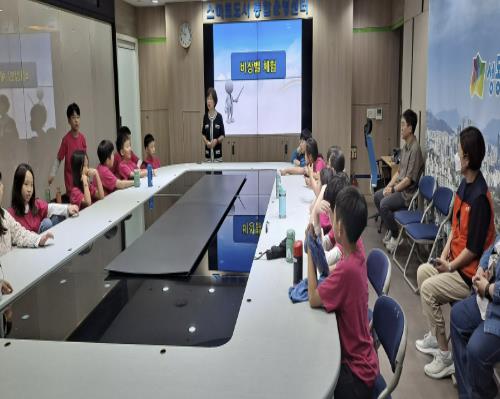 성동구 CCTV 안전체험장에 참여하는 학생들의 모습