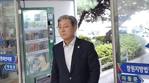 '무고 혐의' 첫 공판에 출석하는 오태완 의령군수(사진=연합뉴스)