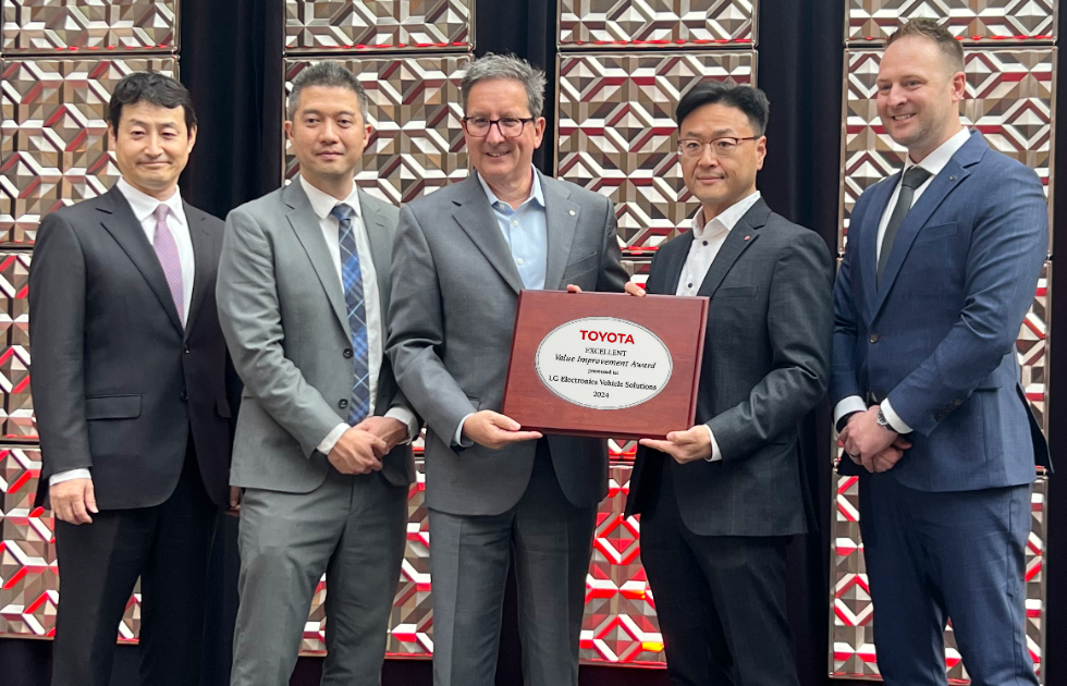 LG전자가 세계 최대 완성차 업체 도요타로부터 북미 시장의 전장부품 공급 역량을 인정받으며 '우수 공급사'로 선정됐다. 사진은 미국 미시간주 디트로이트에서 열린 '도요타 연례 공급사 비즈니스 미팅'에서 LG전자 VS북미법인장 오해진 상무(왼쪽에서 네 번째)와 도요타 북미법인 부품·자재 구매 관리 담당 토모 이이쿠보 부사장(왼쪽에서 두 번째). 사진=LG전자