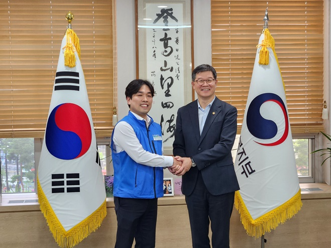 보건복지부 이기일 제1차관(오른쪽)과 보건복지부공무원노동조합 정승문 노조위원장이 간담회를 가진 후 함께 악수하며 기념촬영을 하고 있다.(사진제공=보건복지부공무원노동조합)