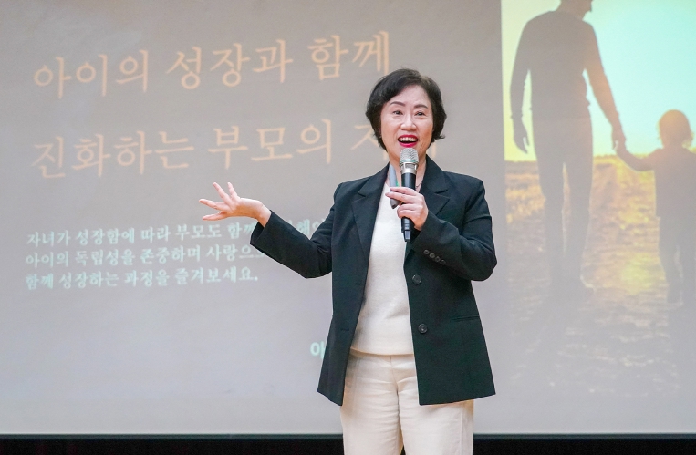 동대문 명사특강에서 강연하는 조선미 박사
