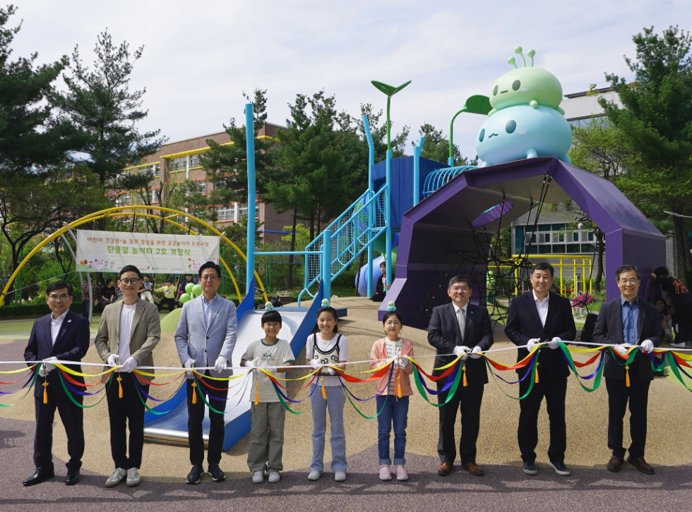 23일 경기도 의정부시에서 진행된 ‘단풍잎 놀이터’ 2호 개장식에서 (왼쪽부터) 사회복지법인 굿네이버스 김웅철 사무총장, 넥슨 김창섭 국내 메이플스토리 총괄디렉터, 넥슨재단 김정욱 이사장(넥슨 대표이사 겸임), 의정부청룡초등학교 이한성, 김수현, 박서진 어린이, 경기도청 차성수 기후환경에너지국장, 의정부시청 박성남 부시장, 의정부청룡초등학교 정연영 교장이 기념사진을 촬영하고 있다. 사진=넥슨