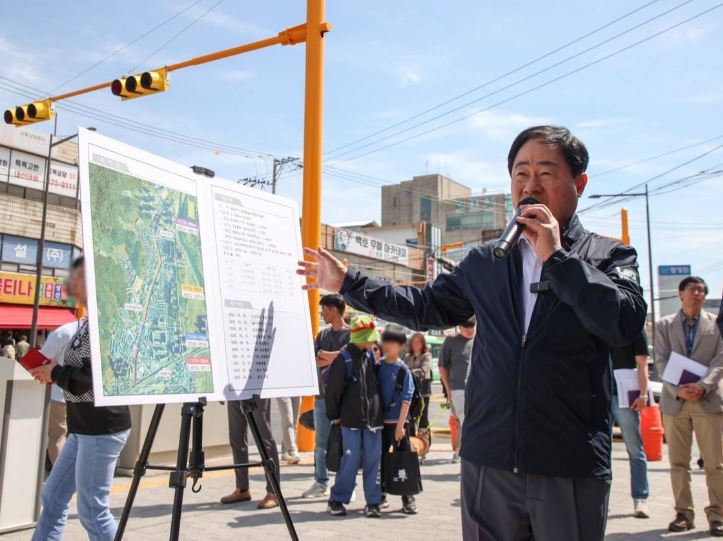 주광덕 남양주시장이 주민들과 함께 퇴계원중학교에서 주공아파트를 잇는 도로 확장공사 현장을 점검하고 주민 의견을 청취하는 시간을 가지고 있다.