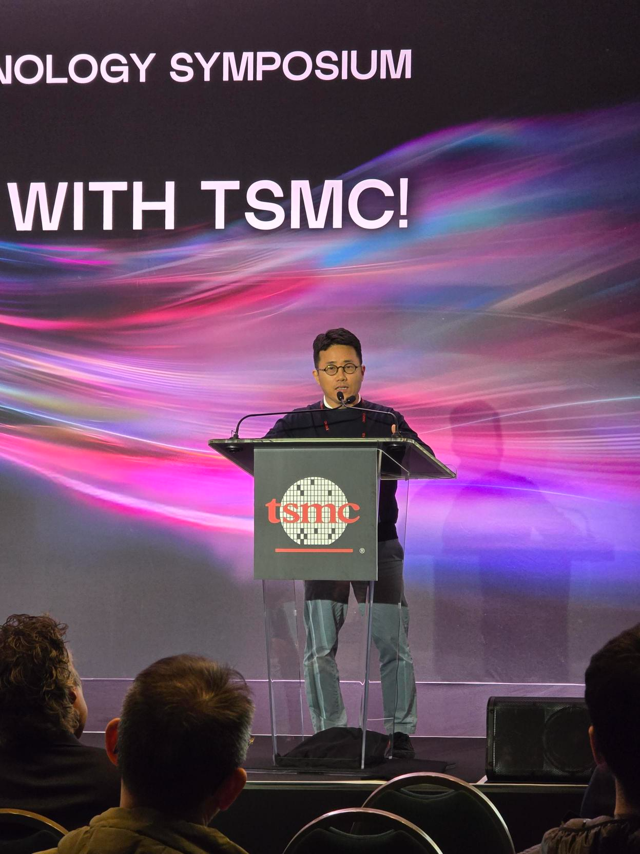 파두 이지효 대표가 23일(현지시간) 미국 캘리포니아 샌타클래라 컨벤션센터에서 열린 ‘TSMC 2025 북미 테크놀로지 심포지엄(North America Technology Symposium)’의 이노베이션 위드 TSMC(Innovate with TSMC) 세션에서 데이터센터 솔루션에 대해 설명하고 있다. 사진=파두