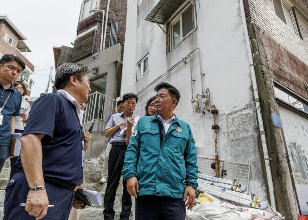 노후 주택이 밀집된 지역을 점검하고 있는 박강수 마포구청장