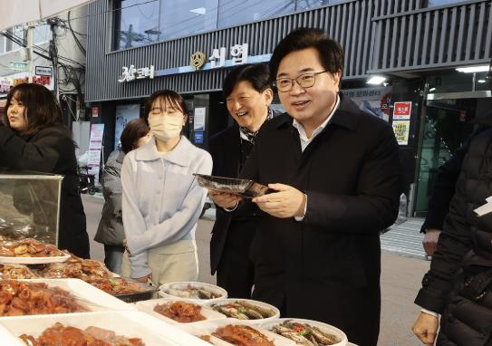 박일하 구청장이 지난 1월 성대전통시장에서 설 명절을 맞아 장을 보고 있다.