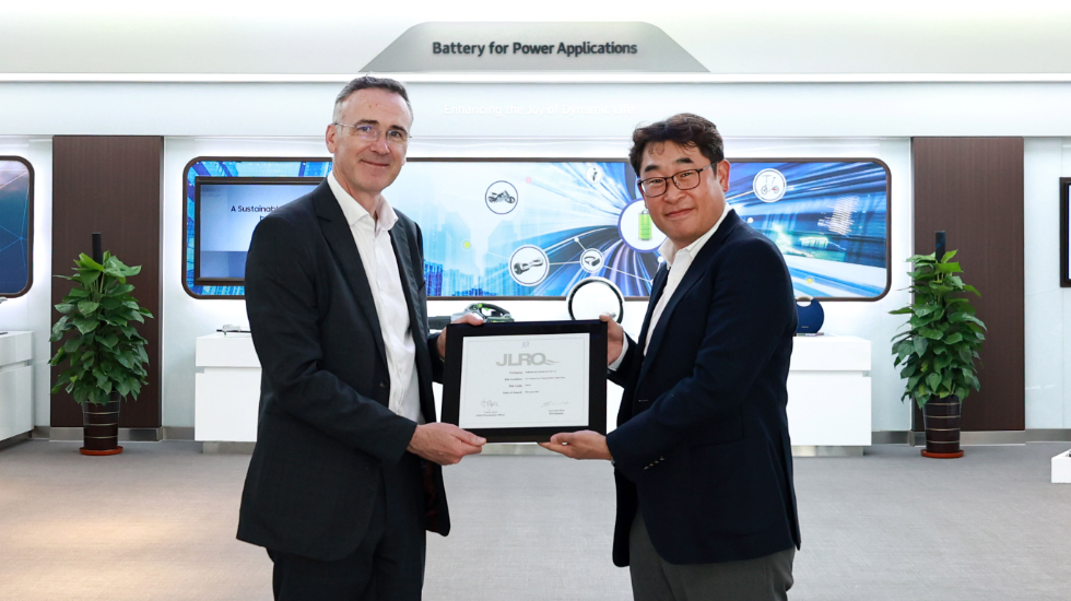 23일 삼성SDI가 JLR의 '우수 파트너사'로 선정돼 박정호 삼성SDI 중국 톈진법인장(오른쪽)이 닉 웰스 JLR 중국·아시아태평양 지역 구매 총괄책임자(왼쪽)로부터 JLRQ 인증서를 수여받고 있다. 사진=삼성SDI