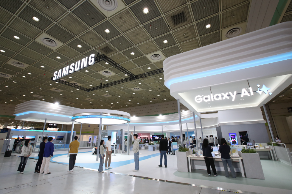24일 서울 코엑스에서 개막한 '2025 월드IT쇼' 삼성전자관 전경. 사진=삼성전자