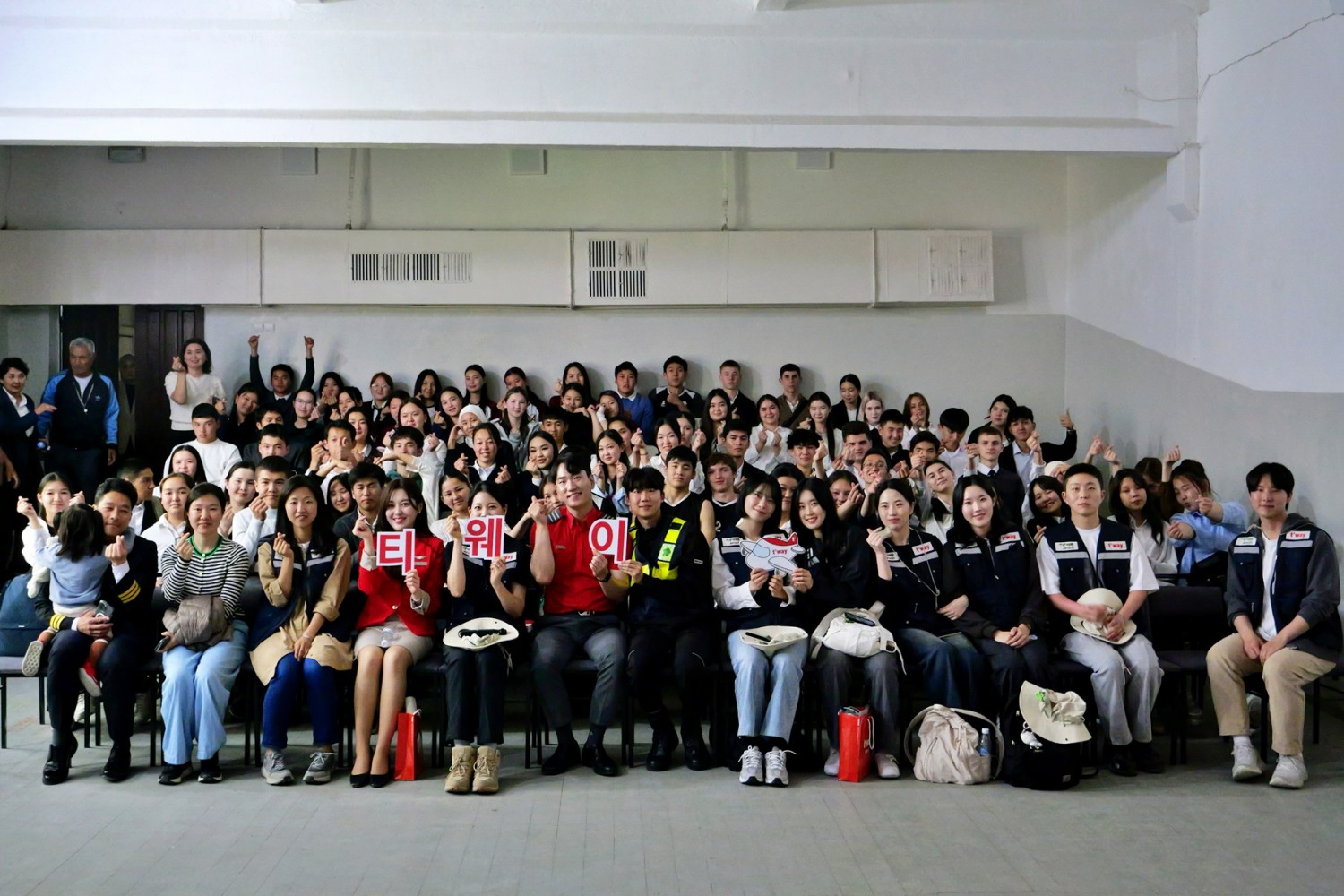 4월 15일(화) 키르기스스탄 비슈케크 지역에 위치한 '앗바시 학교(At-bashi School)'에서 티웨이항공 임직원 자원봉사단이 교육 환경 개선 및 재능 기부 봉사활동 후 학생들과 함께 기념사진을 촬영 중이다.(사진=티웨이항공)