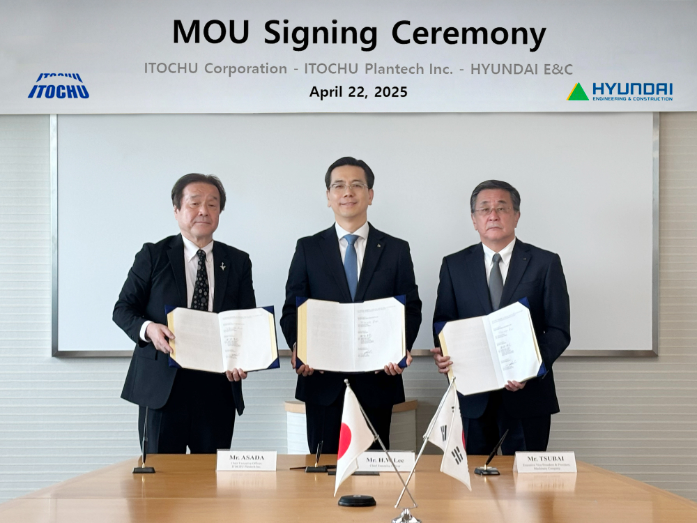 22일 일본 도쿄에 위치한 이토추상사 본사에서 현대건설 이한우 대표(가운데)와 이토추상사 츠바이 히로유키 부사장(오른쪽), 이토추 플랜테크 아사다 야스히코 사장(왼쪽)이 업무협약을 체결한 후 기념사진을 촬영하고 있다.(사진=현대건설)