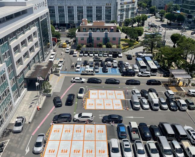 구로구청 주차장에 설치된 가족배려주차구획 사진