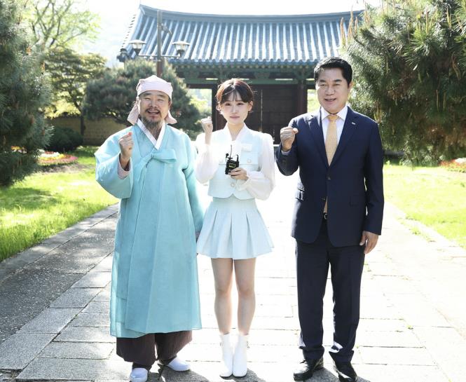 관악구 홍보대사로 위촉된 훈장 김봉곤, 가수 김다현 부녀와 박준희 관악구청장(오른쪽 첫번째)