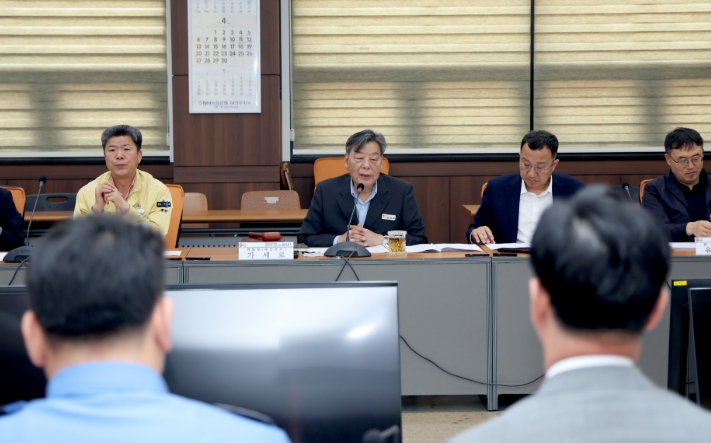 24일 군청 중회의실에서 열린 ‘2025년 태안군 해수욕장협의회 회의’ 모습