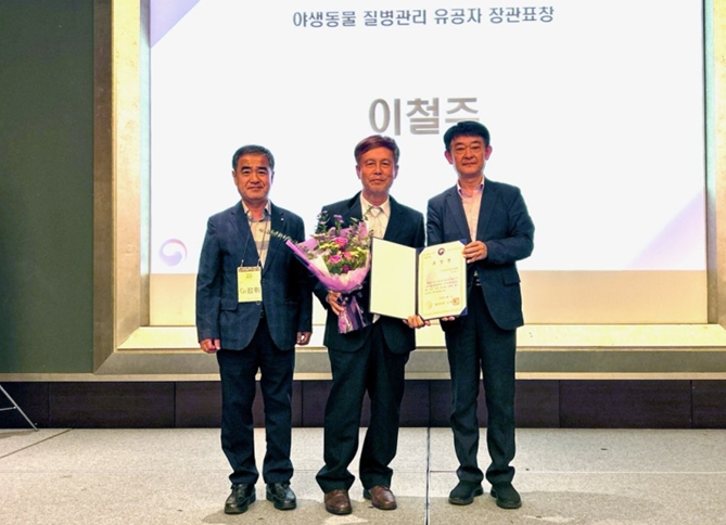 야생멧돼지 ASF 방역 기여로 환경부 장관 표창 수상한 이철주씨