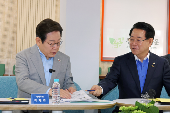 지난 25일 전남 나주 전남농업기술원에서 더불어민주당 이재명 대선 경선 후보와 김영록 전남 지사가 이야기하고 있다. 사진=연합뉴스