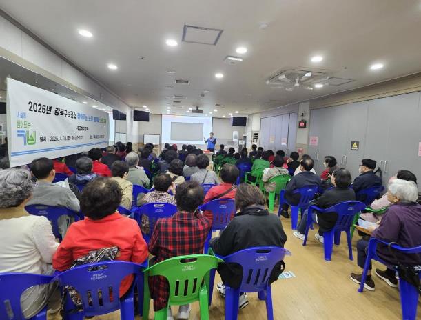 지난 18일 북서울종합사회복지관에서 노인일자리 참여 어르신들을 대상으로 응급처치 교육이 진행되고 있다.