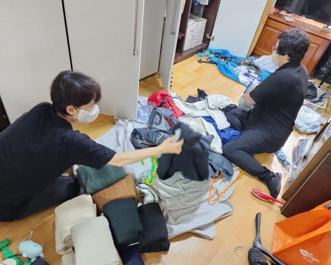 정리수납 전문가가 정리 자문을 진행하고 있다.