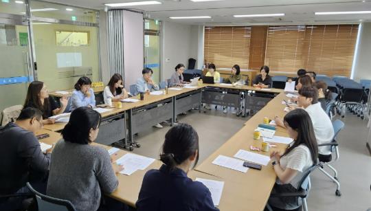 성동구 사회적경제지원센터 입주기업 간담회 하는 모습