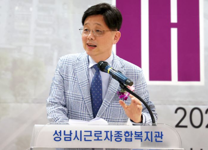 안광림 부의장이 근로자종합복지관 개관식에 참석하여 근로자 복지 향상을 위한 종합 공간의 탄생을 위한 축사를 하고 있다.