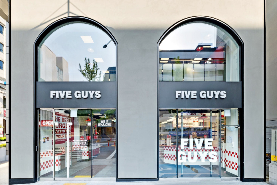 파이브가이즈, 7호점 압구정 열어