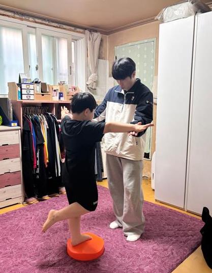 드림스타트 아동이 전문 운동 지도사와 함께 운동을 하고 있다.