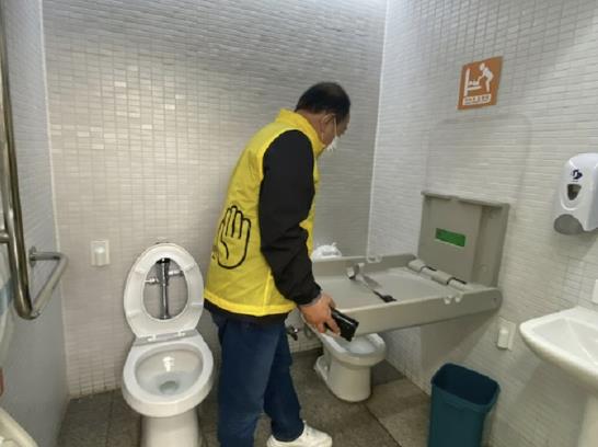 종로구는 가정의 달을 맞아 관내 총 50곳의 공중화장실을 점검한다.