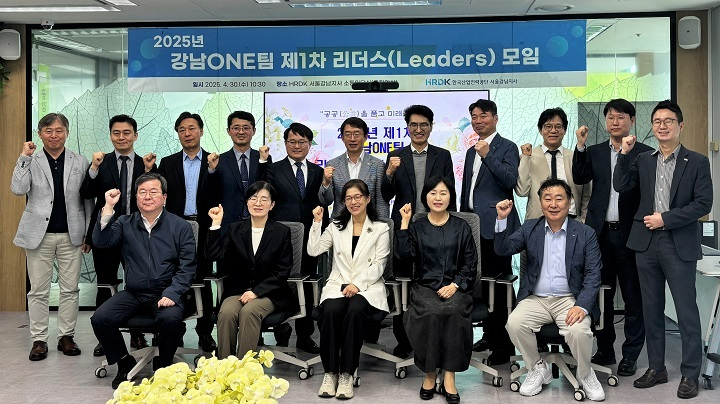 (앞줄 오른쪽 첫 번째) 김성돈 에스알 혁신상생처장.(사진=SR)