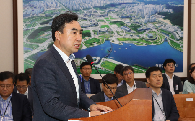 법안심사보고하는 윤관석 전의원.(사진=연합뉴스)