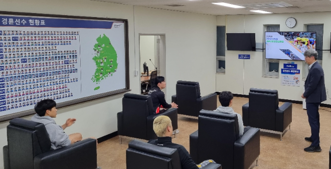 29기 경륜 선수들과 경륜 심판이 심판판정 규칙에 관한 질의응답을 하고 있다.(사진=국민체육진흥공단)