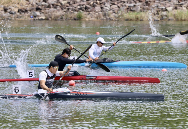 서울올림픽기념국민체육진흥공단배 제16회 전국 카누 경기대회에 참가한 선수들이 힘차게 노를 젓고 있다.(사진=국민체육진흥공단)