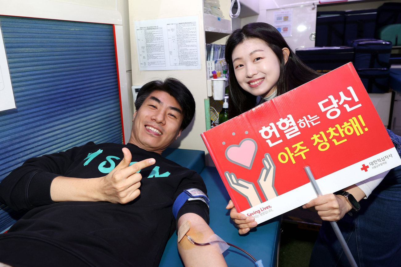 대우건설 직원이 헌혈캠페인에 참가하고 있다.(사진=대우건설)