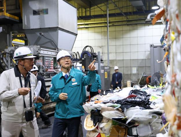 장인홍 구로구청장이 항동 자원순환센터를 방문해 폐기물 집하 처리 과정에 대한 설명을 듣고 있다