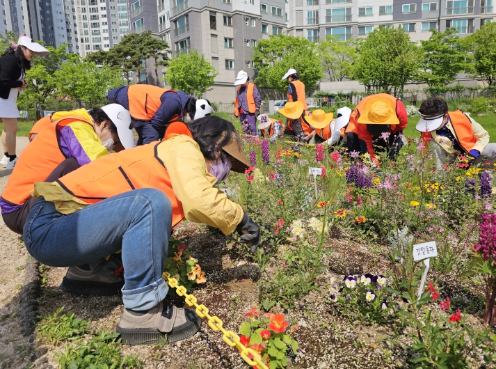 동대문구치매안심센터 ‘슬로우 가드닝 클럽’ 프로그램에서 참여자들이 정원을 가꾸는 모습