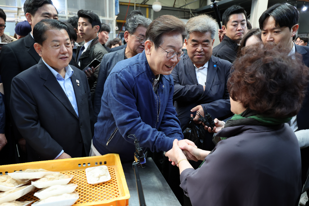 접경지역 시장 상인들 만나는 이재명 후보(사진=연합뉴스)