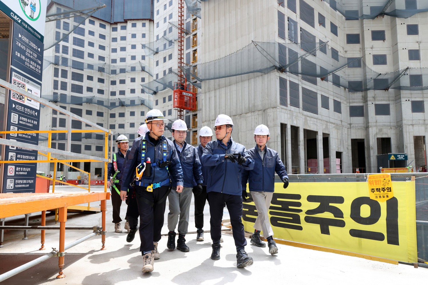 지난 23일, 부천 송내역 푸르지오센트비엔현장에서 안전점검을 진행중인 대우건설 김보현 사장(맨 앞줄 오른쪽).(사진=대우건설)