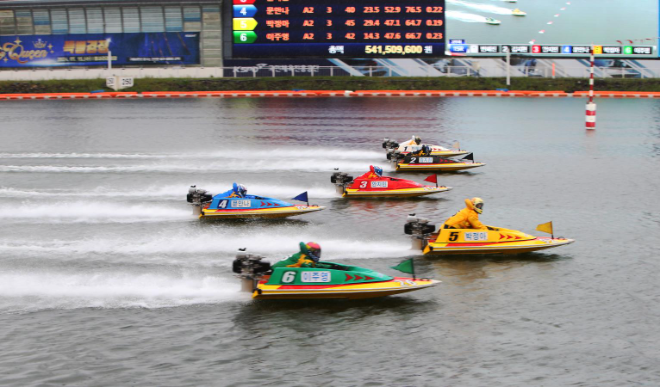 오는 14일(수) 미사경정장에서는 여성 최강자를 가리는 메이퀸 특별경정이 열린다. 사진은 지난해 메이퀸 특별경정 경주 사진. (사진=국민체육진흥공단)