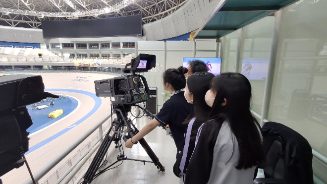 방송전문가 직업 체험 교실에 참가한 학생이 중계용 카메라를 체험해 보고 있다.(사진=국민체육진흥공단)