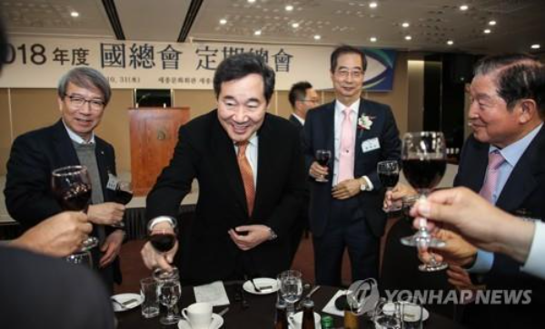 이낙연 전 총리(왼쪽 두 번째)와 한덕수 후보(오른쪽 두 번째). (사진=연합뉴스)